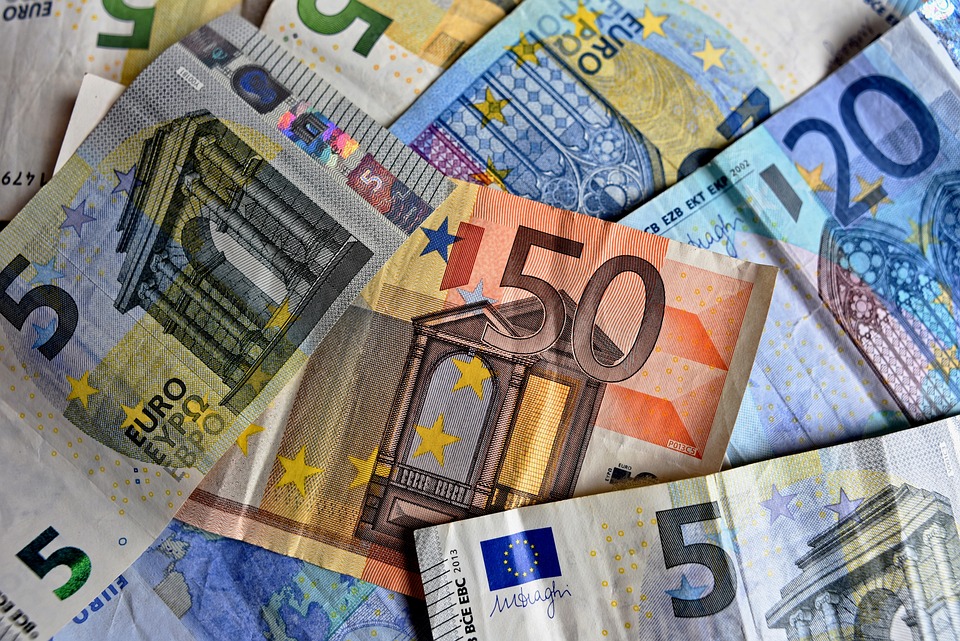 peníze bankovky eura